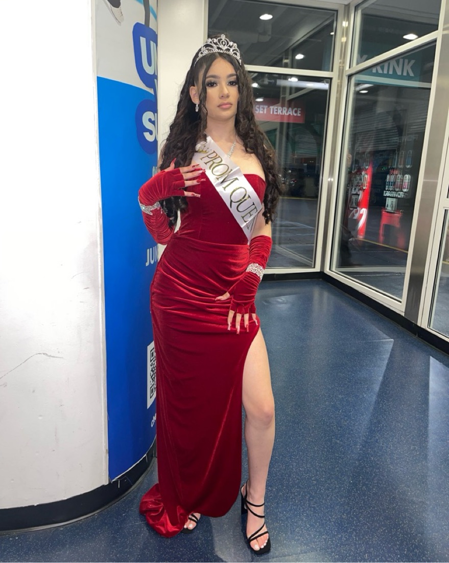 velvet red dres with gloves.  - Image 3