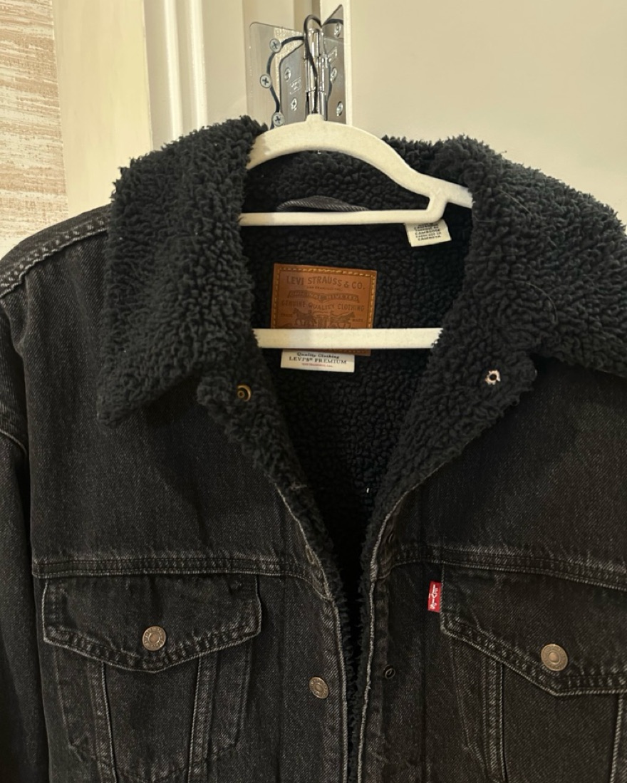 Revolve Levi’s 90’s Sherpa Trucker  - Image 5
