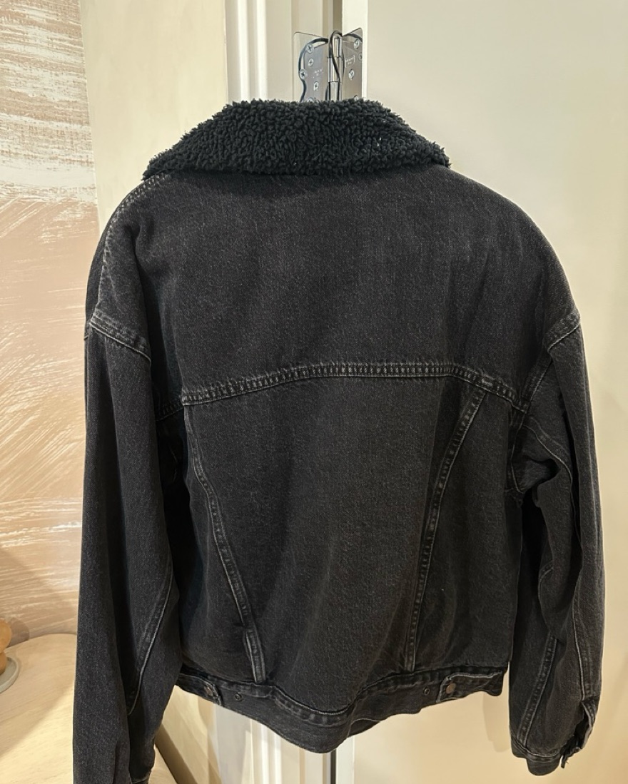 Revolve Levi’s 90’s Sherpa Trucker  - Image 4