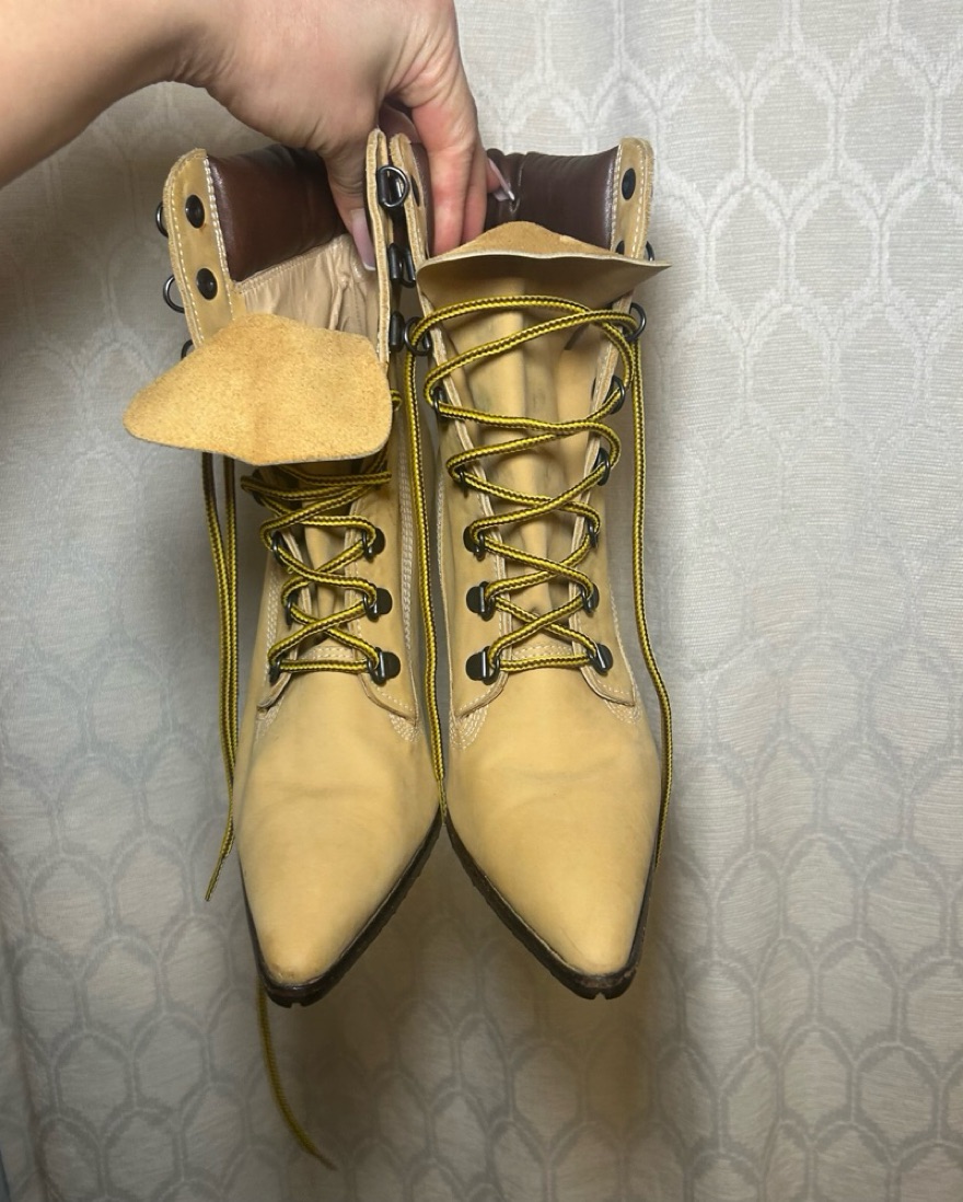 Manolo Blahnik Oklamod by Manolo Blahnik - Pickle