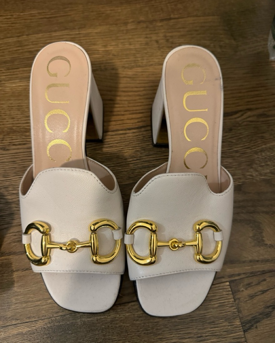 GUCCI ホワイトレザー スライドミュール White Gucci Slide Sandal with Horsebit by Gucci - Pickle