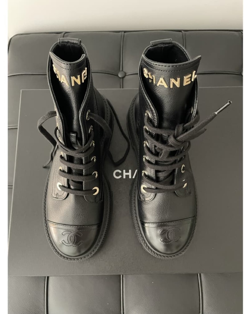 シャネル スキーブーツ Chanel 23A Black White All Over Logo Rubber CC Low Top Short Ankle