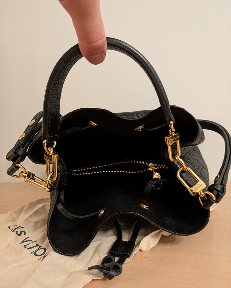 Louis Vuitton ブラック バケットバッグ Louis Vuitton NeoNoé – Black Bucket Bag by Louis Vuitton - Pickle