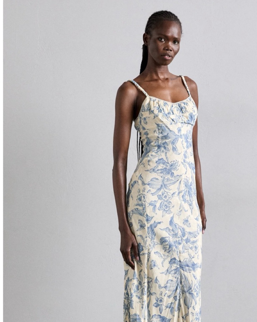 洋書 WALK IN SPLENDOR: Ceremonial Dress Walk in Splendor: Ceremonial Dress and the Minangkabau (Textile