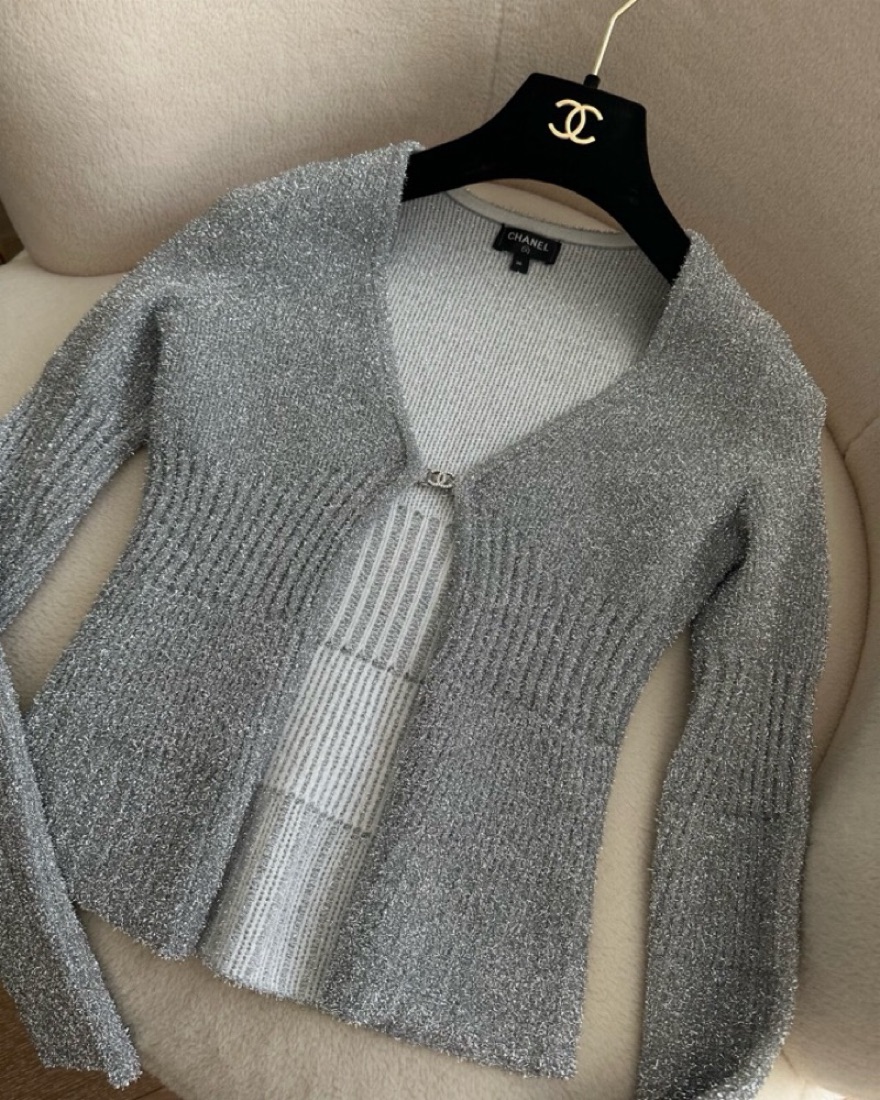 R*り様 CHANEL シルバー銀糸　半袖Tシャツ Chanel Silver Top w/ CC Clasp by Chanel - Pickle