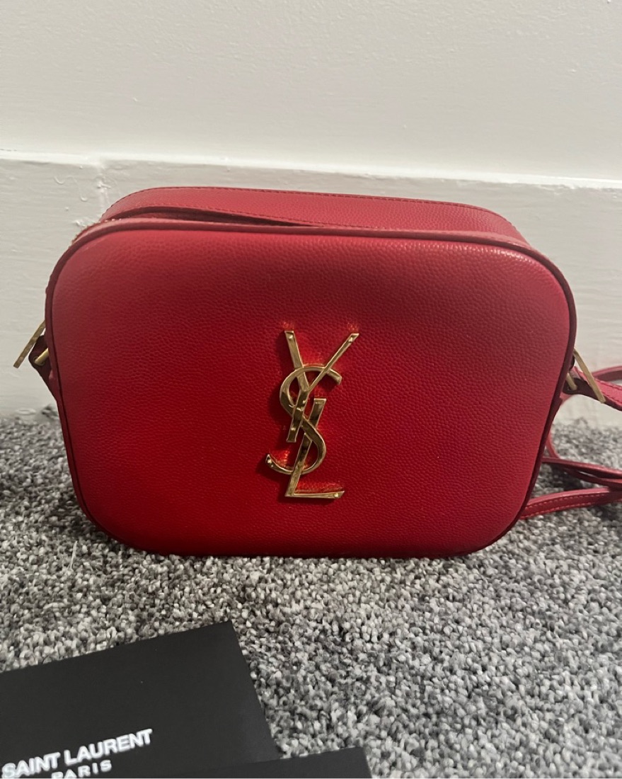 YSL エナメル 赤 ショルダーバッグ Elegant Red Saint Laurent Crossbody Bag by YSL - Pickle
